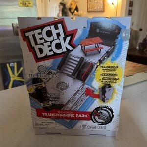 Tech Deck The Berrics X-Connect Transforming Skate Park – Fingerboard Set